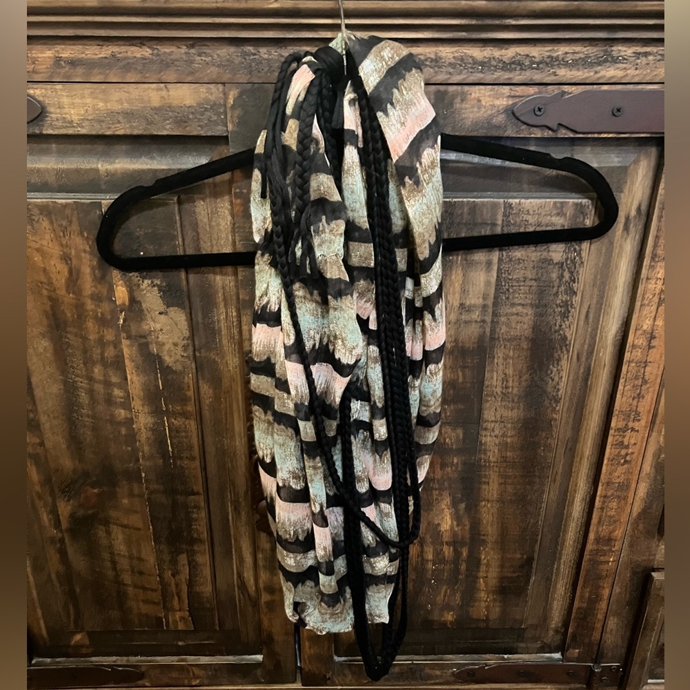 Cato, scarf